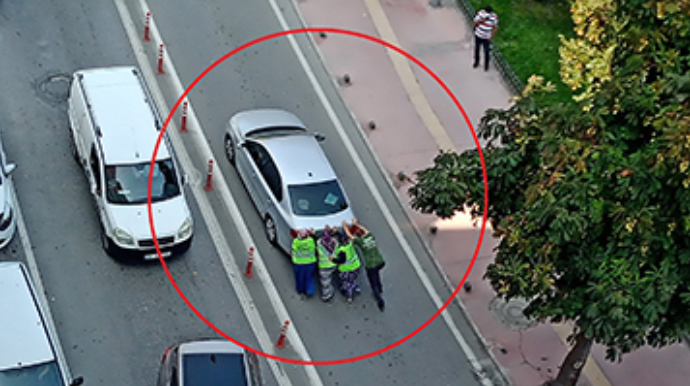 Xarab avtomobil tıxaca səbəb oldu;  3 qadın maşını itələyib yolu açdı - FOTO 