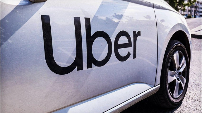 Fransada məhkəmə "Uber"i taksi sürücülərinə təzminat ödəməyə məcbur edib