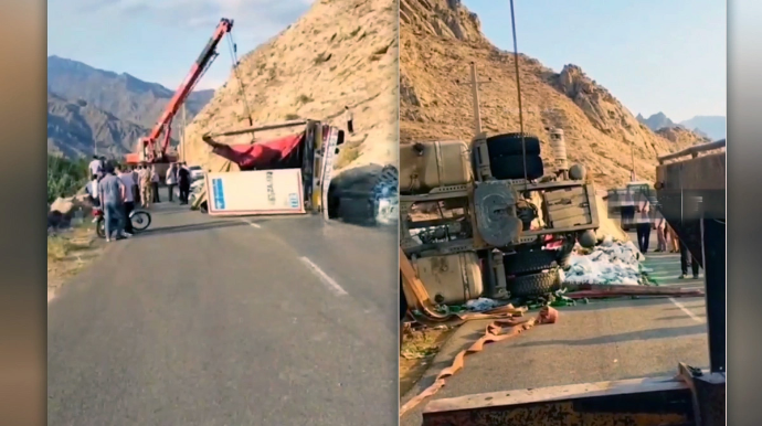 Bakıya gələn yük maşını İranda aşıb, mineral sular yola dağılıb - VİDEO 