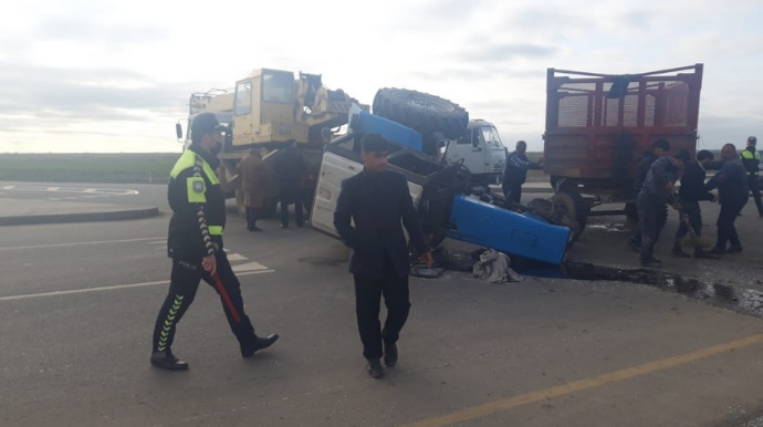 Biləsuvarda traktorla yük avtomobili toqquşub, xəsarət alan var   - FOTO - VİDEO