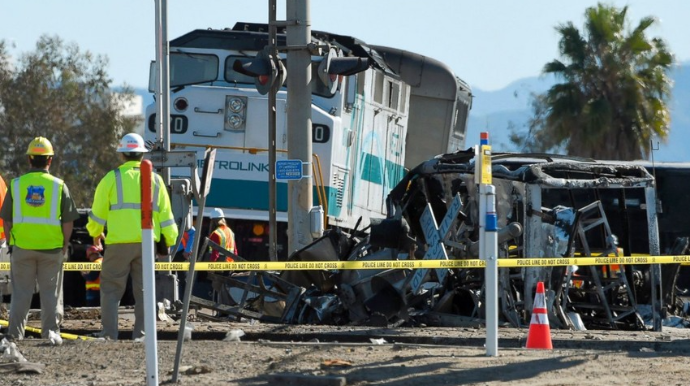 İçərisində 500 sərnişin olan qatarla avtomobil toqquşub, ölənlər var 