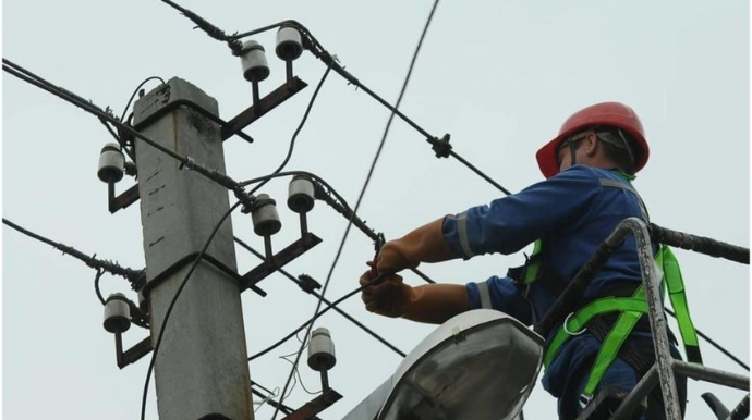 Şəmkirdə işıq dirəyinə çıxmaq istəyən şəxsi cərəyan vurub 