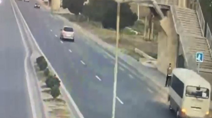 Təkəri partlayan mikroavtobus səkidə dayanan piyadanı vurdu  – DYP-dən XƏBƏRDARLIQ - VİDEO 