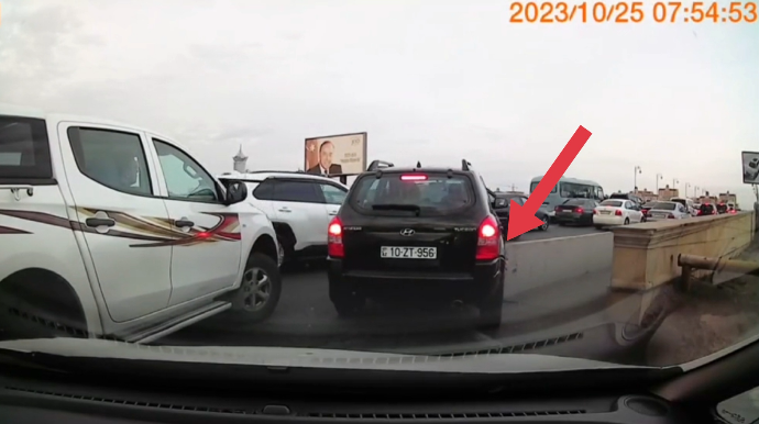 Tıxacda özünü itirən sürücü maşını betona çırpdı - VİDEO