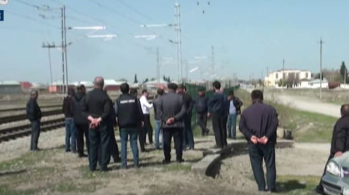 Kürdəmirdə dəmir yolunun yaratdığı tıxac - VİDEO 