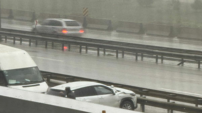 Yasamalda minik avtomobili yük avtomobilinə çırpıldı 