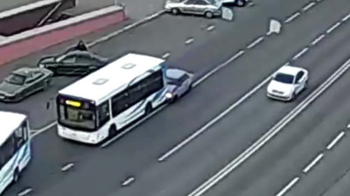 Şou göstərən sürücü avtobusa belə çırpıldı  - VİDEO