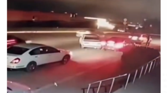 Sürücü "07"ni neytralda saxladı: bahalı maşına çırpıldı  - VİDEO