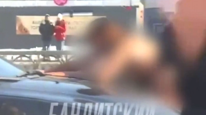 Lüt qadın özünü maşınların QABAĞINA ATDI 