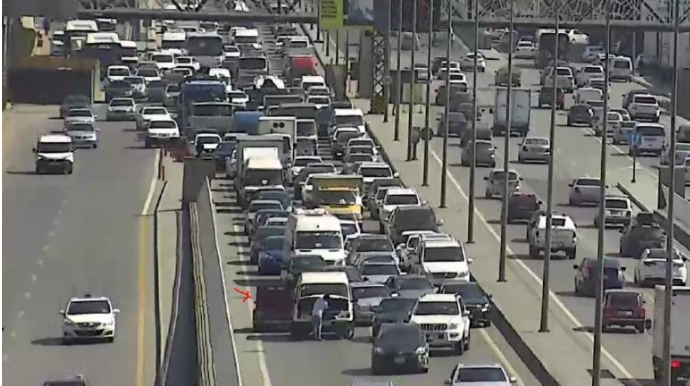 Nasaz avtomobil yenə sıxlıq yaratdı - FOTO