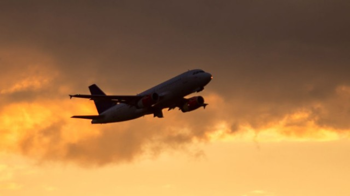 Sərnişin təyyarənin pəncərsini sındıraraq ekipaj üzvlərinə hücum etdi 