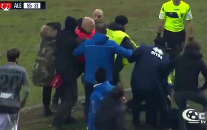 Baş məşqçi həmkarına kəllə atdı: 5 aylıq cəza aldı - VİDEO