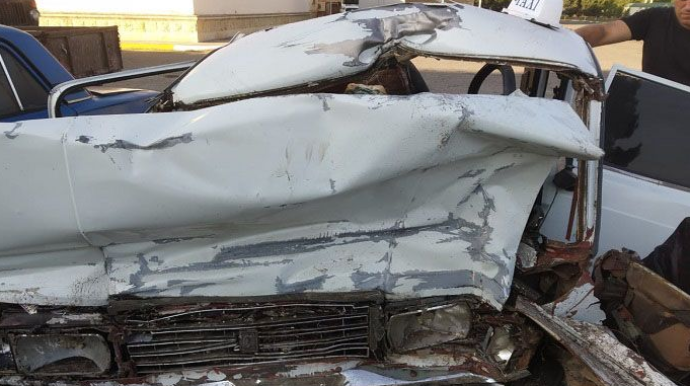 Beyləqanda avtomobil dirəyə çırpılıb, sürücü ölüb 