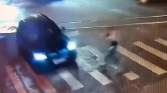 Qırmızıdan keçən piyada maşına çırpılıb yerə düşdü - VİDEO