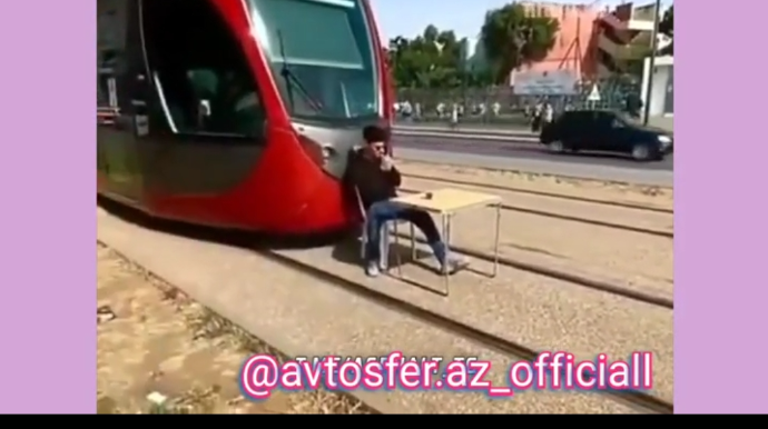 Tramvay yolunda video çəkən gənclər həbs edildi  - VİDEO