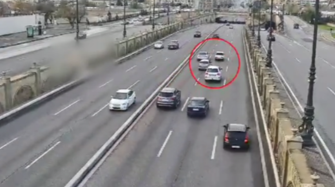 Ötmə zamanı avtomobil bir tərəfinin boş olmasına diqqət edin – Sürücülərə TÖVSİYƏ - VİDEO
