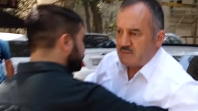 Klinika rəhbəri jurnalistlərə hücum etdi: Baku TV-nin əməkdaşına xəsarət yetirdi - VİDEO