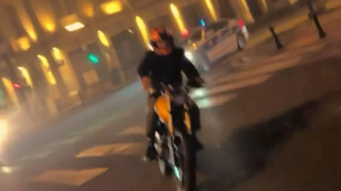 Bakıda polisdən qaçaraq xuliqanlıq edən motosiklet sürücüsü axtarılır - VİDEO