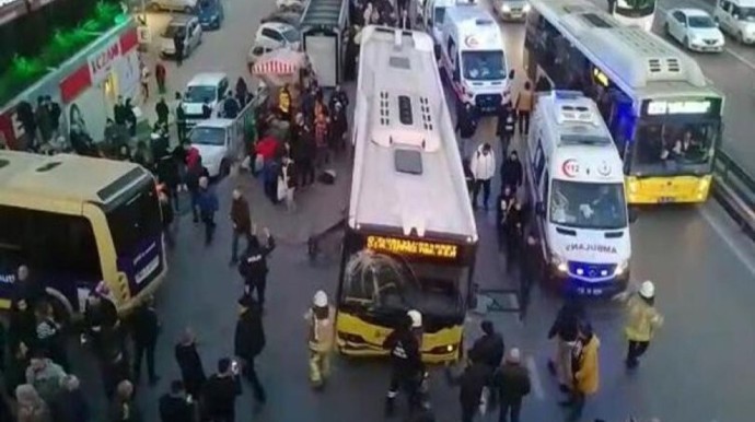 İstanbulda avtobus dayanacağa çırpıldı: yaralılar arasında azərbaycanlı da var 