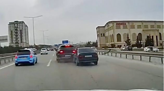 Bakı-Sumqayıt yolunda qəza: “Opel” “Changan”a çırpıldı - REAL VİDEO