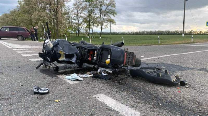 Sevgilisinə hədiyyə almaq üçün ağır işdə çalışan kuryeri maşın vurdu - VİDEO