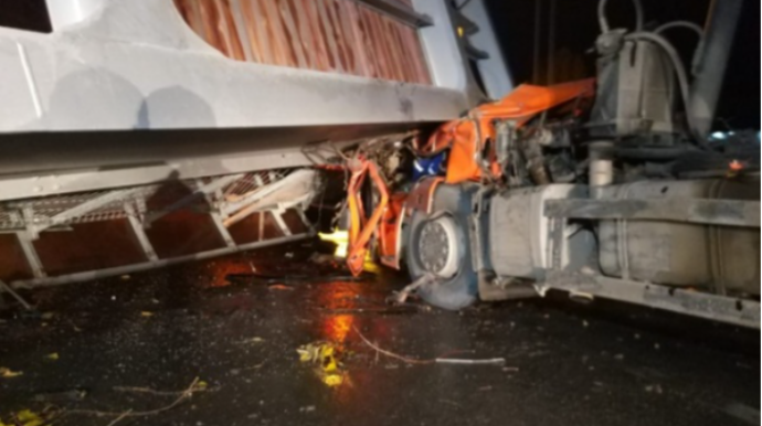 Kuzası açıq qalan “Kamaz” piyada keçidinə çırpıldı;  konstruksiya sürücünü öldürdü – ANBAAN VİDEO 