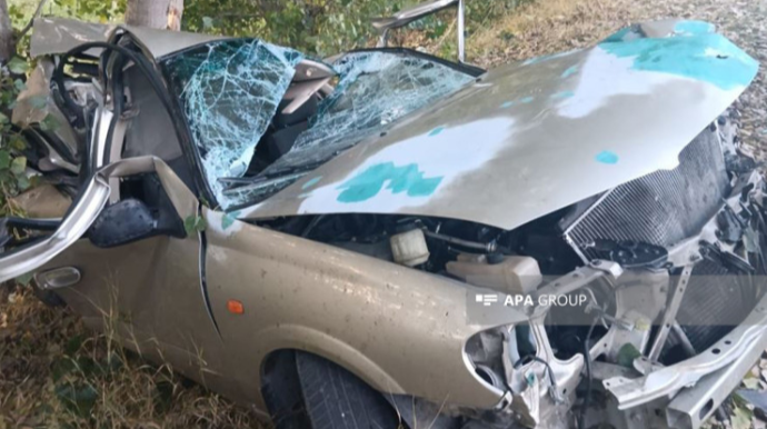 Gədəbəydə avtomobil işıq dirəyinə çırpıldı, aşdı: 2 ölü, 1 yaralı   - FOTO