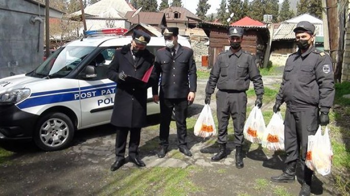 Zaqatalada polis yaşlı insanlara ərzaq yardımı edib - FOTO