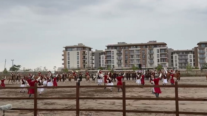 İlham Əliyev və bir sıra ölkələrin liderləri Ağdamda Qarabağ atlarının Zəfər şousunu izləyiblər - VİDEO