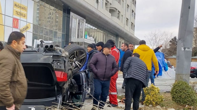 В Баку BMW проехал на красный свет, попал в ДТП и перевернулся: есть пострадавший  - ВИДЕО