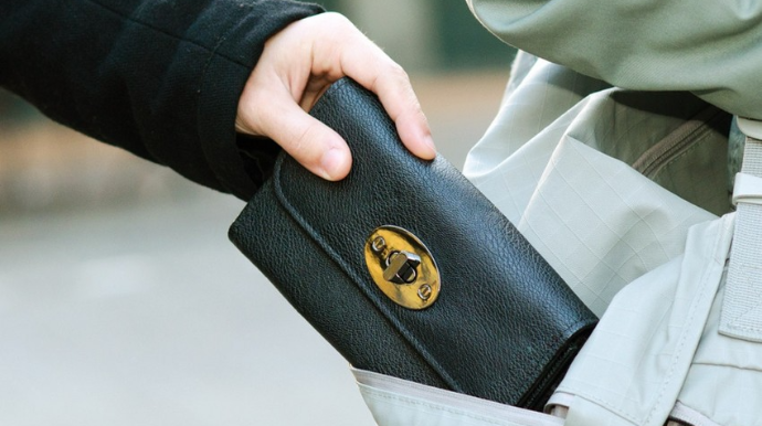 Metroda qadının pulunu və bank kartını oğurlayan şəxs saxlanılıb 