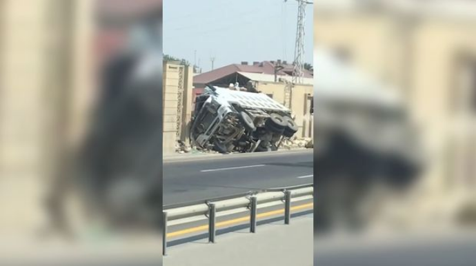 Qobustanda yük maşını divara çırpıldı - VİDEO