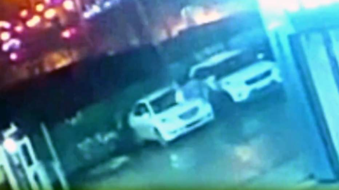 Ərinin maşınını əzmək istəyən qadın başqasına ziyan vurub polisə düşdü - VİDEO