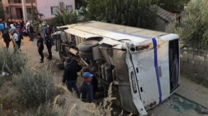 İşçiləri daşıyan mikroavtobus yük maşını ilə toqquşdu;  26 nəfər xəsarət aldı - FOTO 