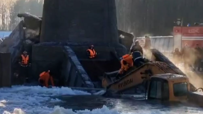 Belarusda çay üzərindəki körpü uçdu: Nəqliyyat vasitəsi suya düşdü   - VİDEO