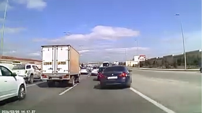 Maşının önündən qəfil keçən “BMW” sürücüsü qəza riski yaratdı   - VİDEO
