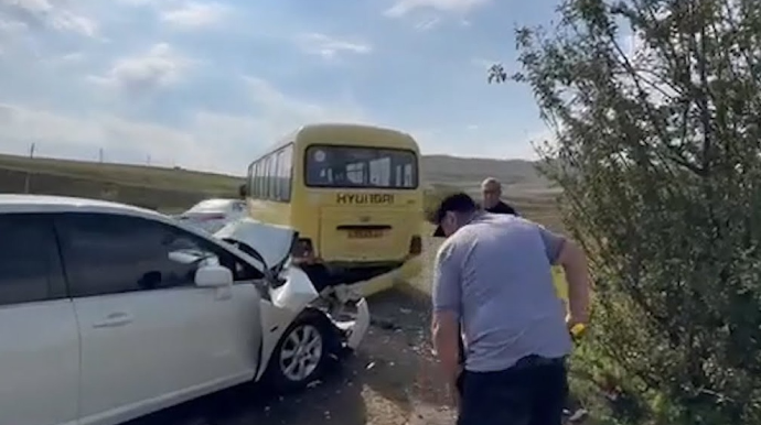 Qarabağdan Ermənistana gedən avtobus qəzaya uğradı 