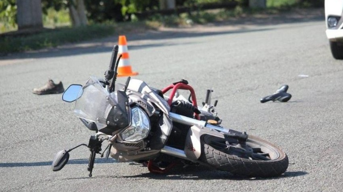 Nərimanovda motosiklet maşınla toqquşdu: bayker yaralanıb  