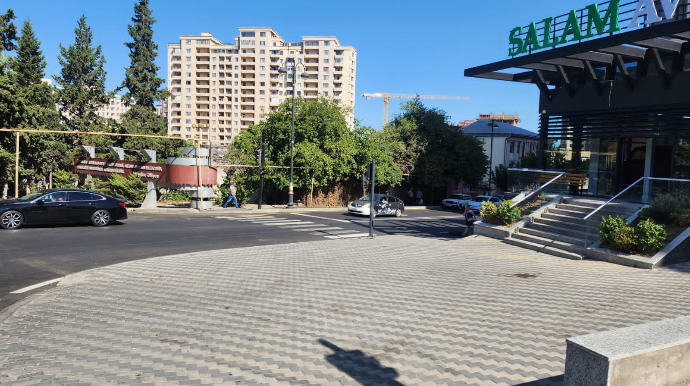 Yol polisi "səyyar avtosalona" çevrilən səkini təmizlədi  - FOTO