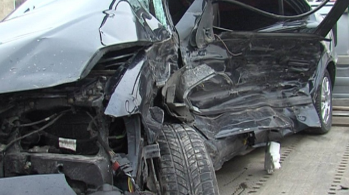 Nərimanovda avtomobil evakuatorla  toqquşdu