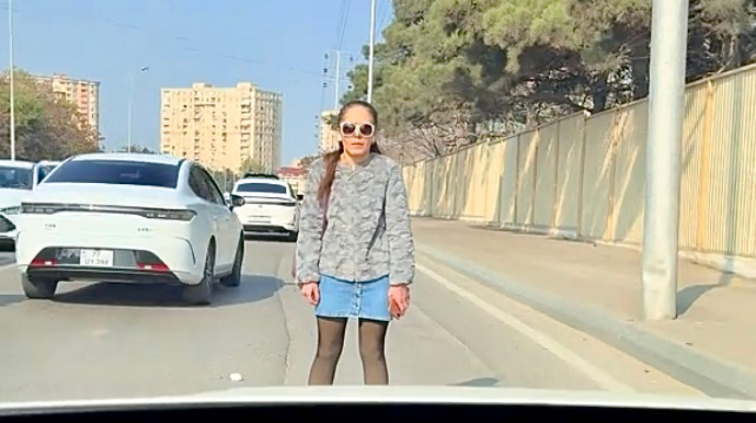 Binəqədidə təhlükəli anlar: Qadın piyada yolun ortasında donub qaldı   - VİDEO