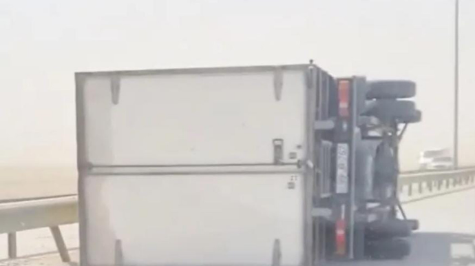 Bakıda külək yük avtomobilini aşırıb - FOTO 