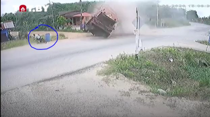 Yük maşınının altında qalan motosikletçi sağ qaldı - ŞOK VİDEO 