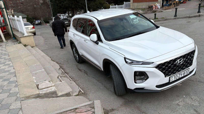 Sürücü maşını pandusun önündə saxlayıb getdi – 10-ZY-810 - FOTO 