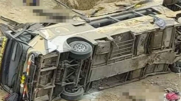 Avtobus uçurumdan aşdı, 25 nəfər öldü 