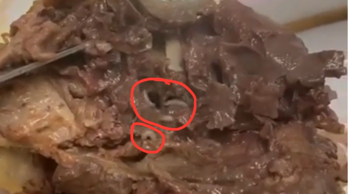 Bakıda uşaqlar marketdən qril aldı, içindən qurd çıxdı - VİDEO