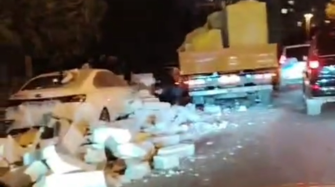 Bakıda daş daşıyan maşının yükü “KİA”nın üstünə aşıb əzik-əzik etdi - VİDEO 