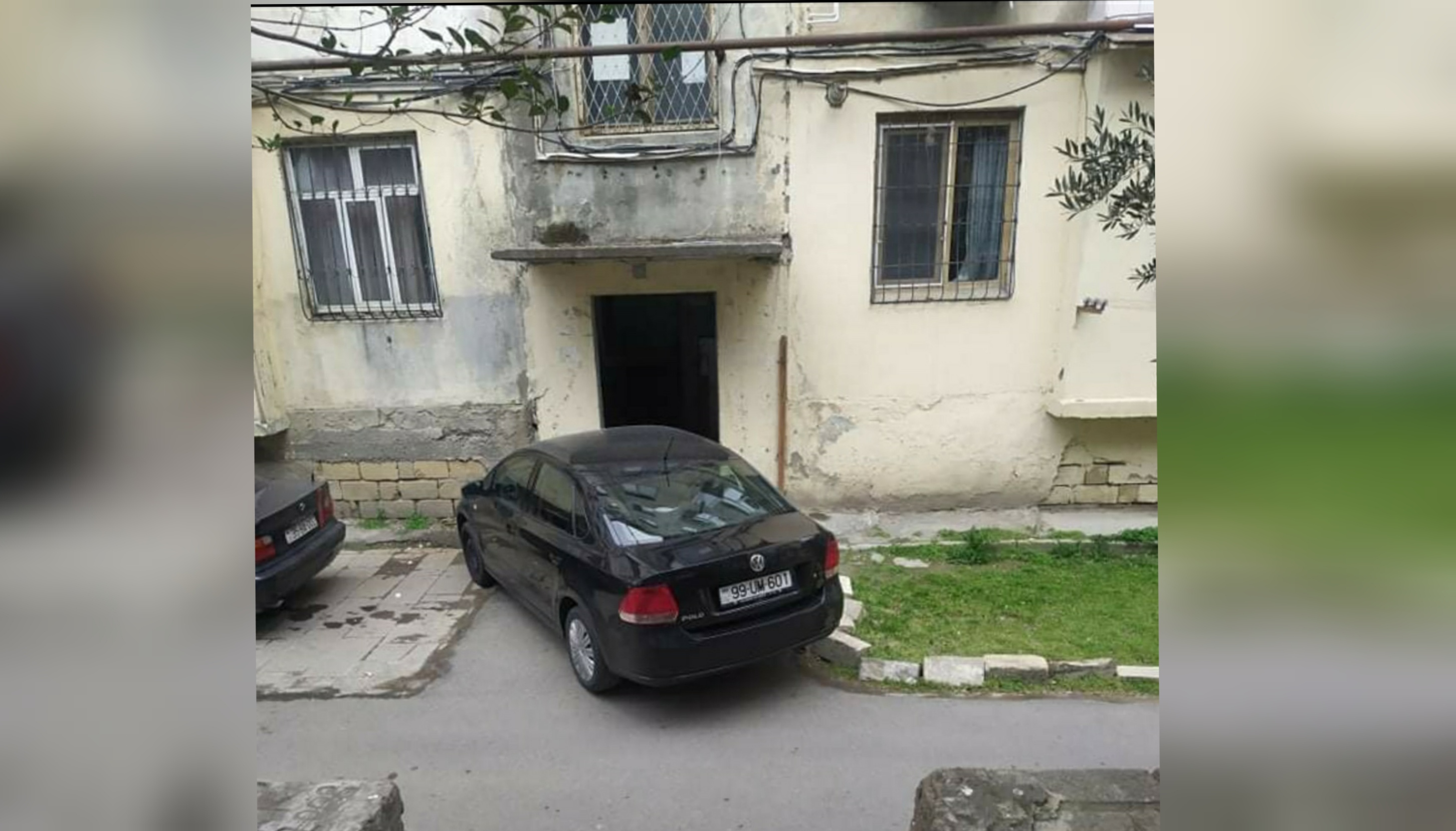 Maşını blokun qarşısında saxlayan sürücü yolu kəsdi  - FOTO