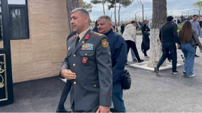 Mais Bərxudarovun yeni görüntüsü - Görün kimlərlə görüşdü - FOTO