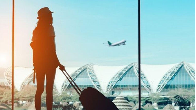 Lüt qadın aeroportu bir-birinə vurdu - VİDEO 